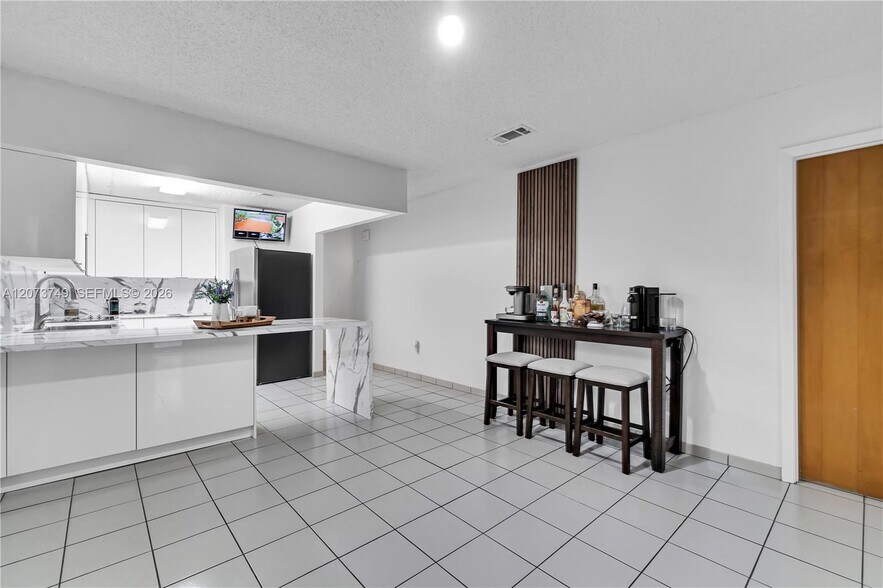 Building Photo - 980 W 43rd Pl