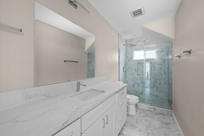 Building Photo - Private rooftop deck!