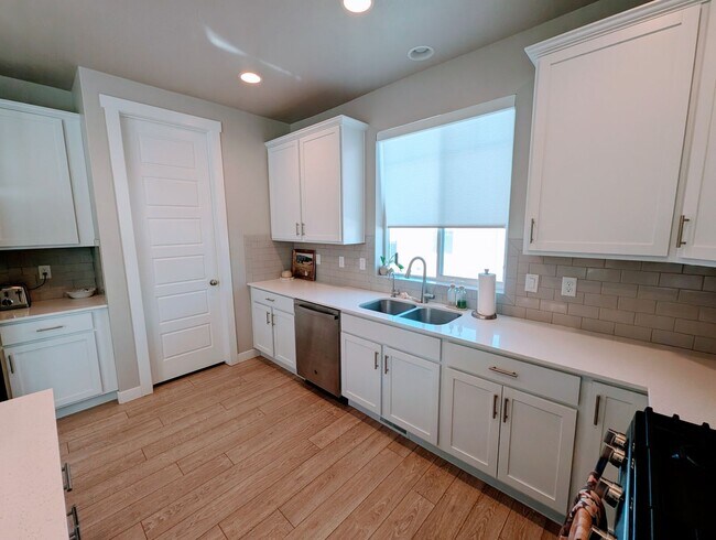 Building Photo - Lovely, spacious, newly built Lehi House!!