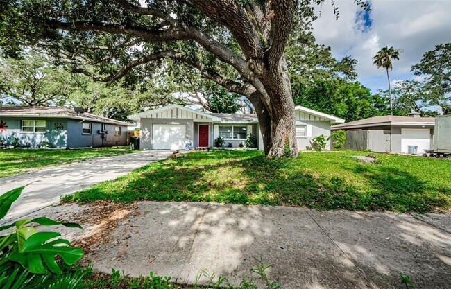 Building Photo - 1310 Robin Hood Ln