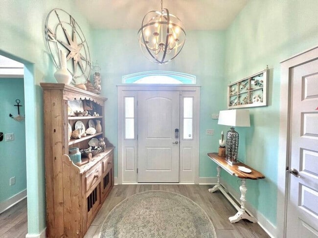 Building Photo - 5402 Pinetree Ave