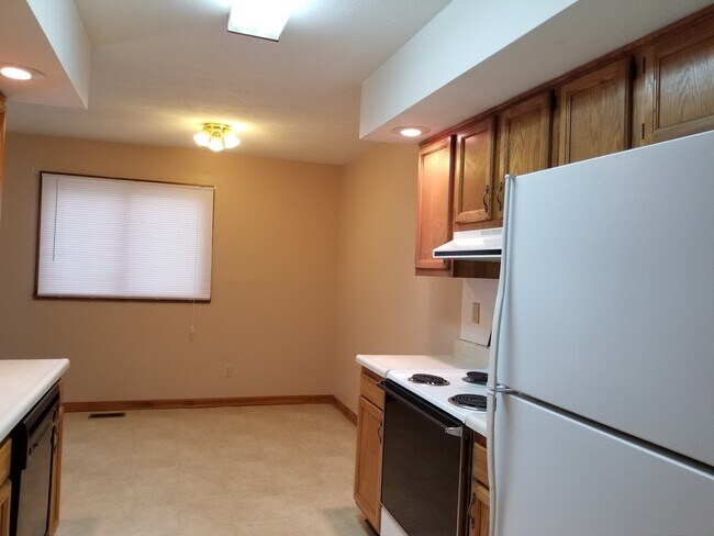 Building Photo - 3 bed 1.5 bath home available July 15th.