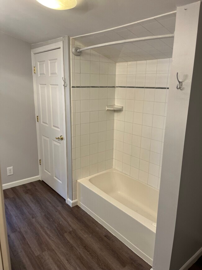 Building Photo - 220 N Bench St