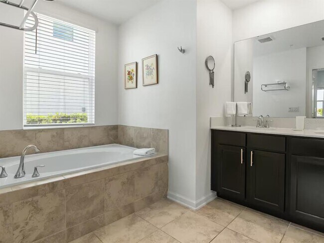 Building Photo - 1043 Splash Shot Pl