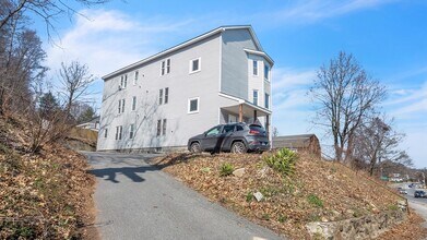 Building Photo - 1442 Main St