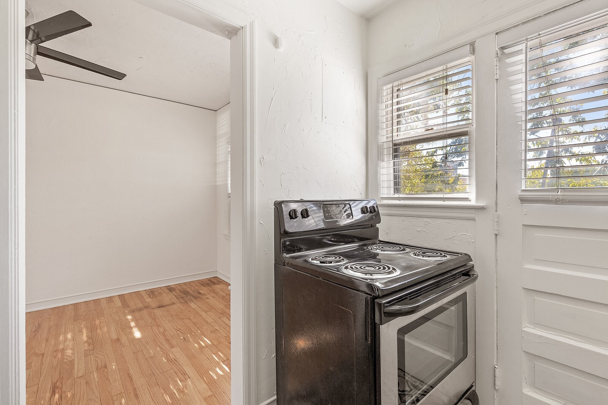 Building Photo - 1520 E 17th St