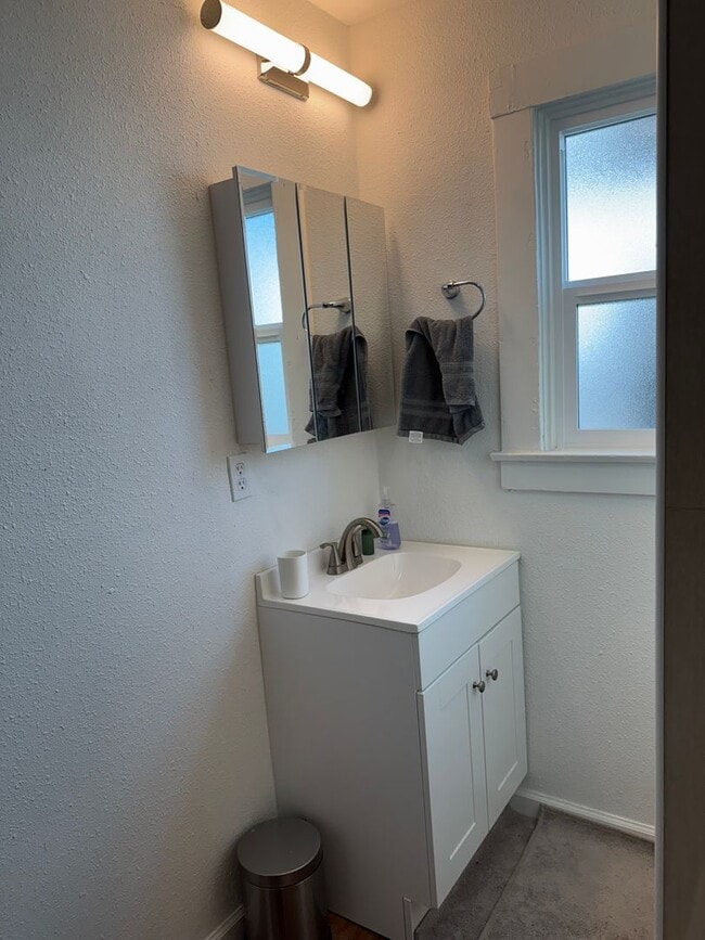 Building Photo - Downtown Sacramento 2 Bedroom, 1 Bath 850 sqft. Townhome for Lease.