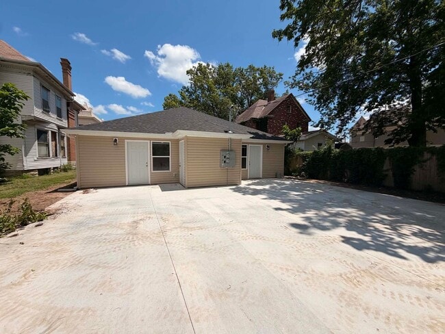 Building Photo - 514-516 S Byers