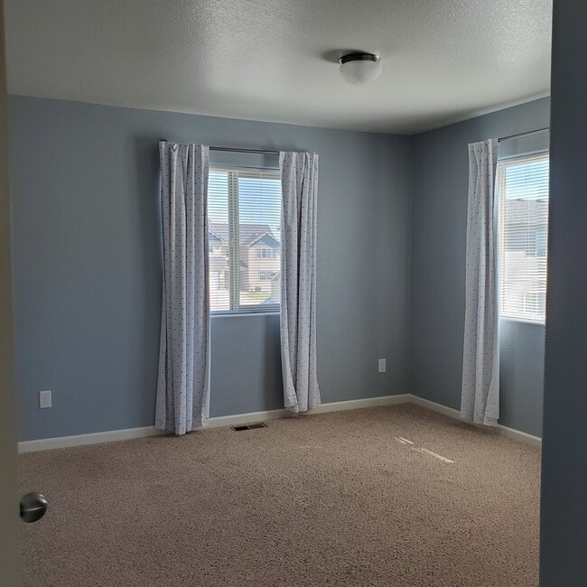 Building Photo - 3 BED 2.5 BATH SADDLE RIDGE TOWNHOME