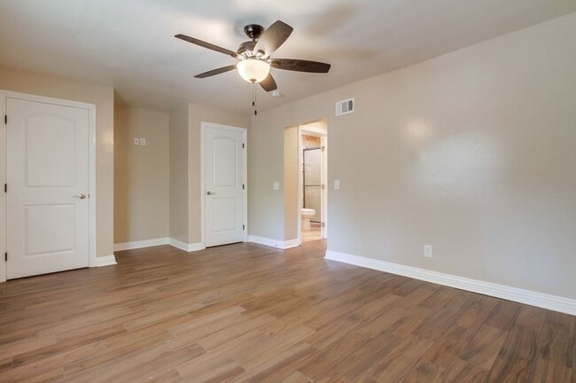 Building Photo - Beautiful 3 Bedroom + Den Home in the Foot...