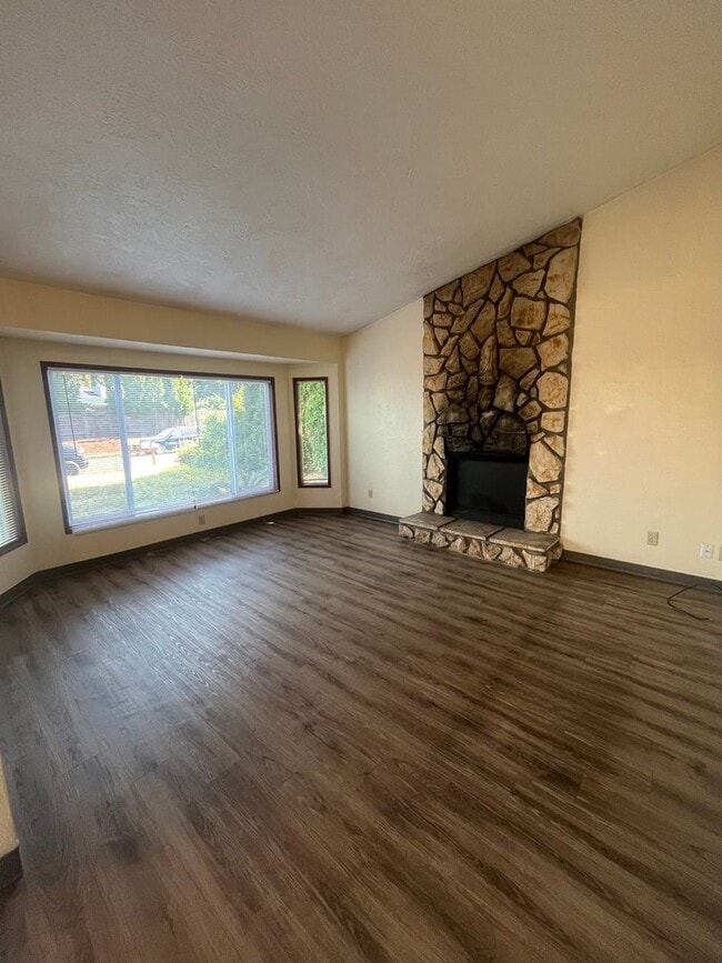 Building Photo - 3-Bedroom 2-Bathroom Single family home in...