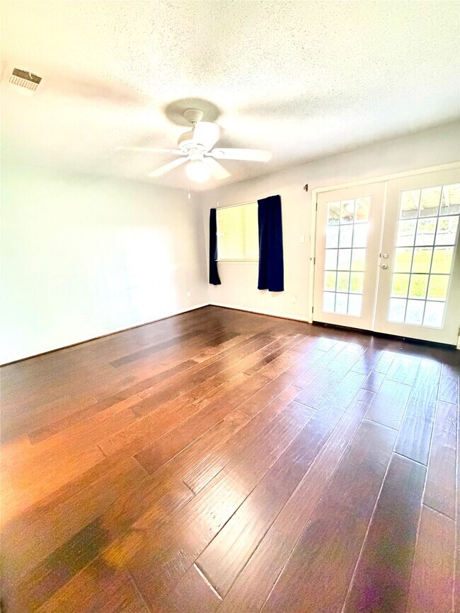 Building Photo - 7402 Alegria Dr