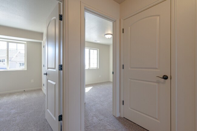 Building Photo - Comfortable Townhome Living with Pool Access