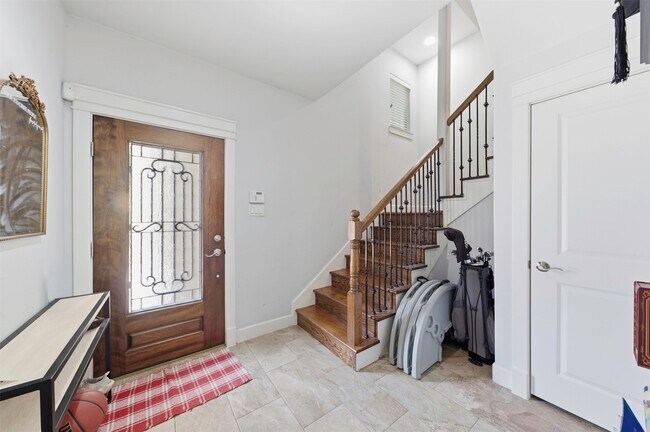 Building Photo - 214 W 28th St