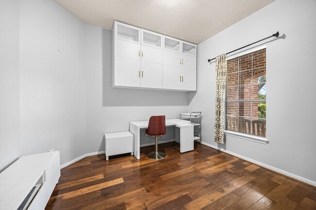 Building Photo - 802 Floriencia St