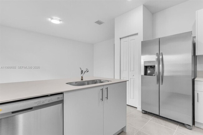 Building Photo - 2661 SE 28th St