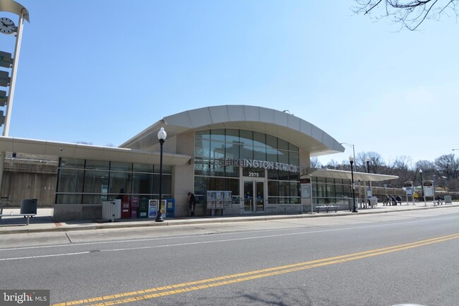 Building Photo - 2627 S Walter Reed Dr