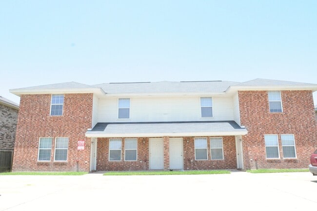 Primary Photo - 2 BEDROOMS TOWNHOUSE STYLE WITH NEW STAINL...