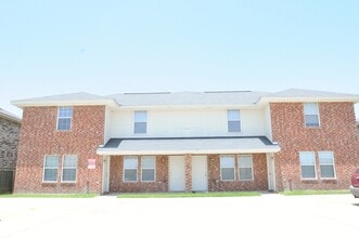 Building Photo - 2 BEDROOMS TOWNHOUSE STYLE WITH NEW STAINL...