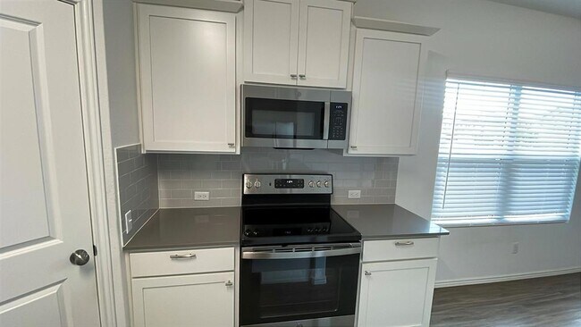 Building Photo - 204 Bronco Billy Dr