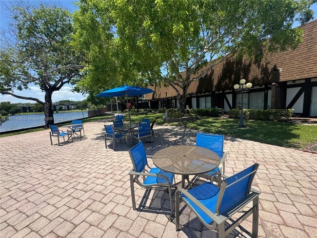 Building Photo - 3730 Inverrary Dr