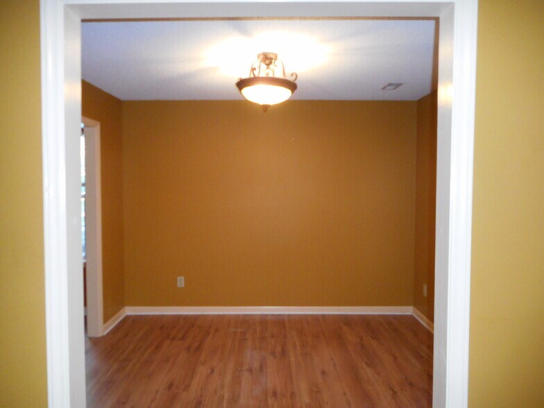 Building Photo - 3113 Olde Birch Dr
