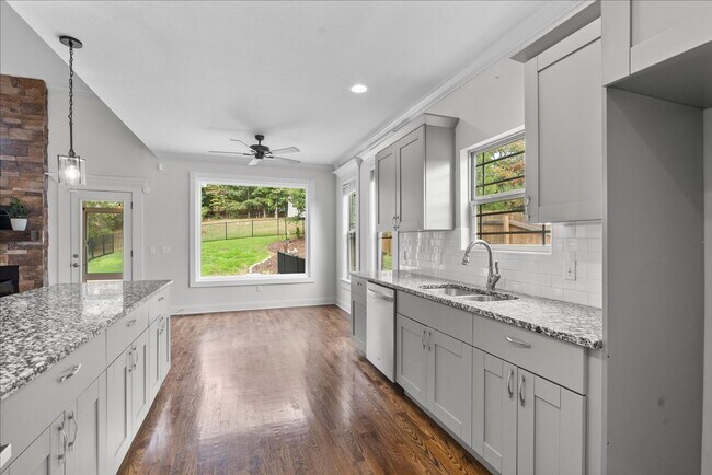 Building Photo - Move-In Ready Luxury in Island Point Estates
