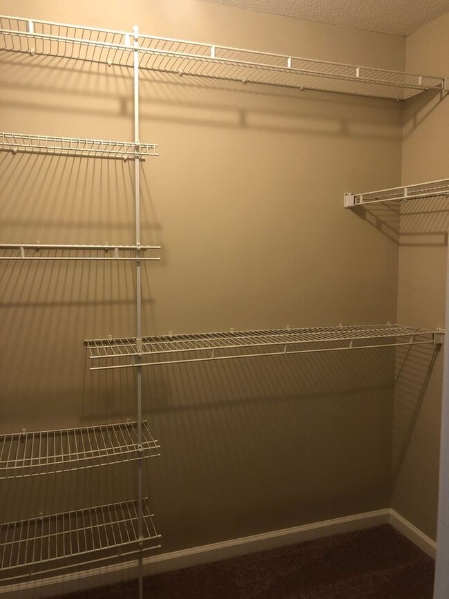 Building Photo - Rolling Acres - End Unit!  CARPET/LVP. WAS...