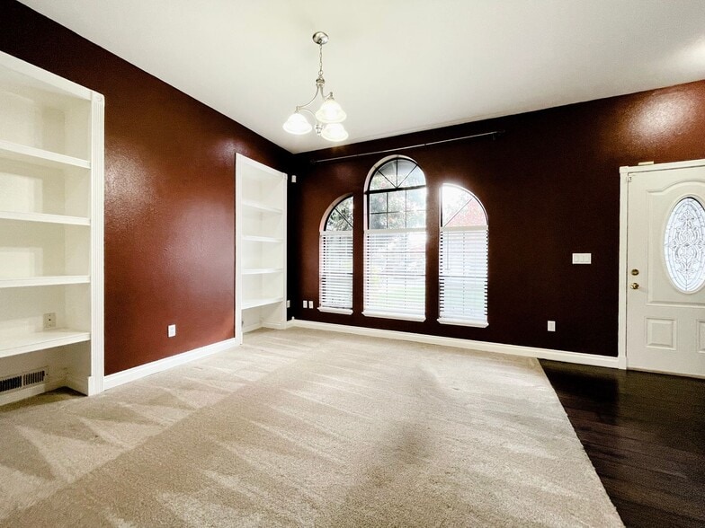 Building Photo - Cherokee Bay Rambler