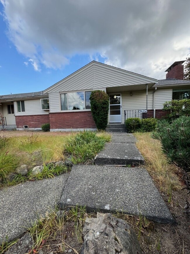 Building Photo - Charming rambler 2 bed 1 bath and office s...