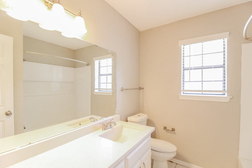 Building Photo - 217 Tanglewood St