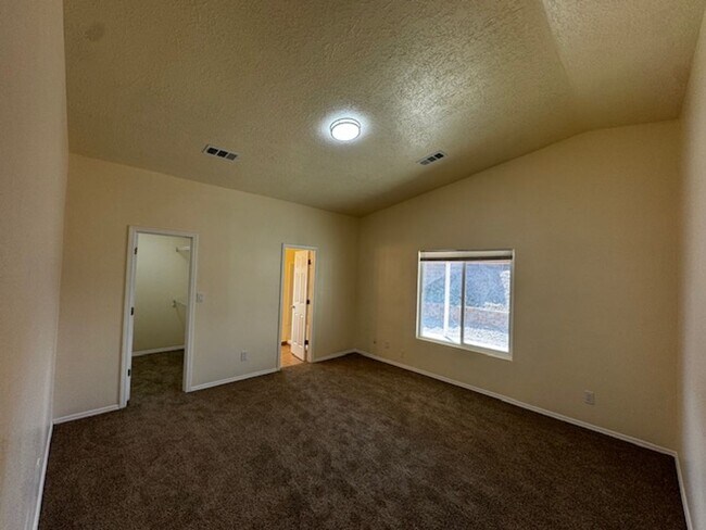 Building Photo - Spacious & Immaculate 3-Bed / 2-Bath Home