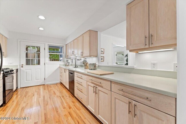 Building Photo - 12 Vallera Rd