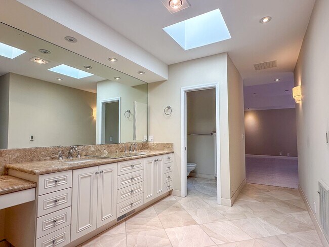 Building Photo - Exceptional Executive Estate With Pool and Tennis Court