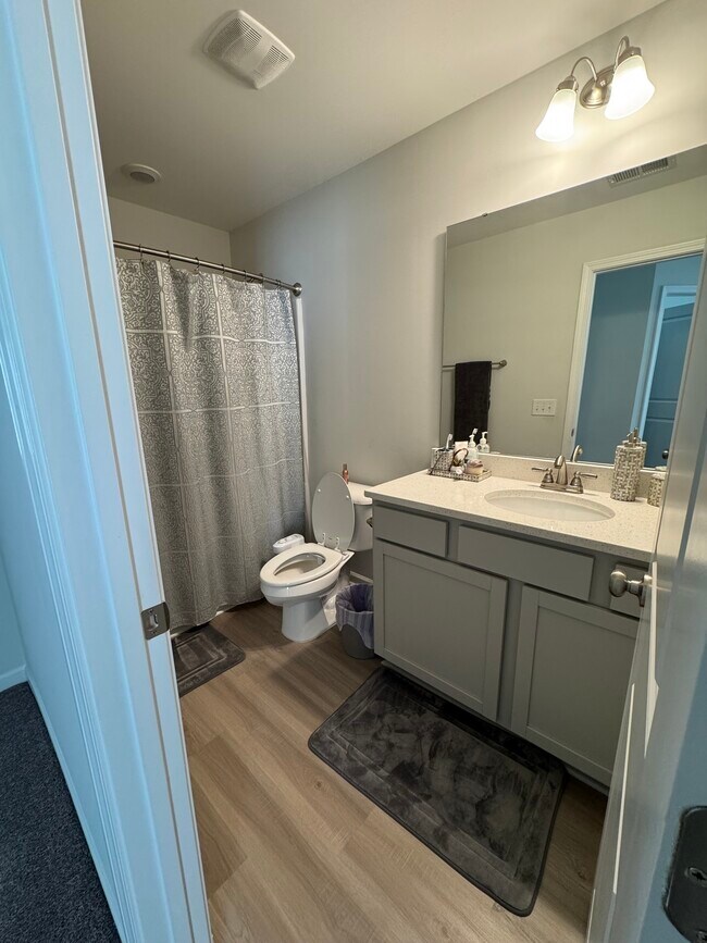 Building Photo - 551 Roseridge Dr