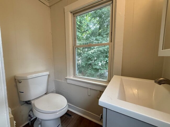 Building Photo - Updated 2 Bedroom Home FOR RENT in Bridget...