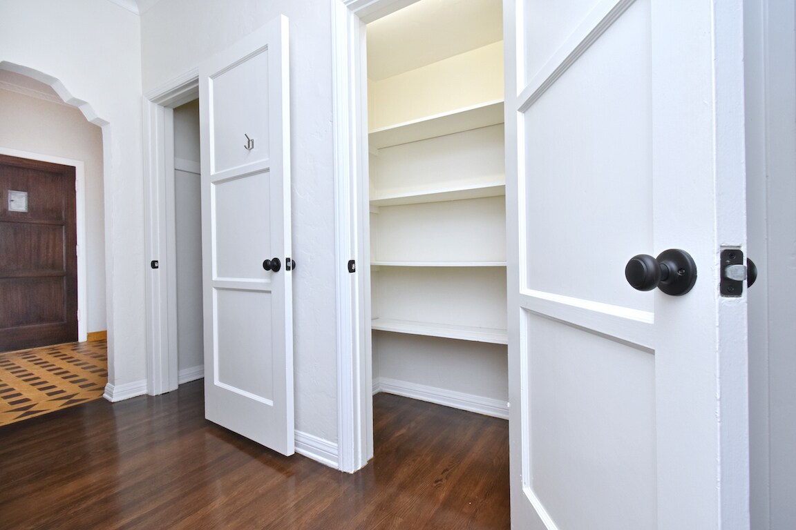 Building Photo - 724 S Genesee Ave