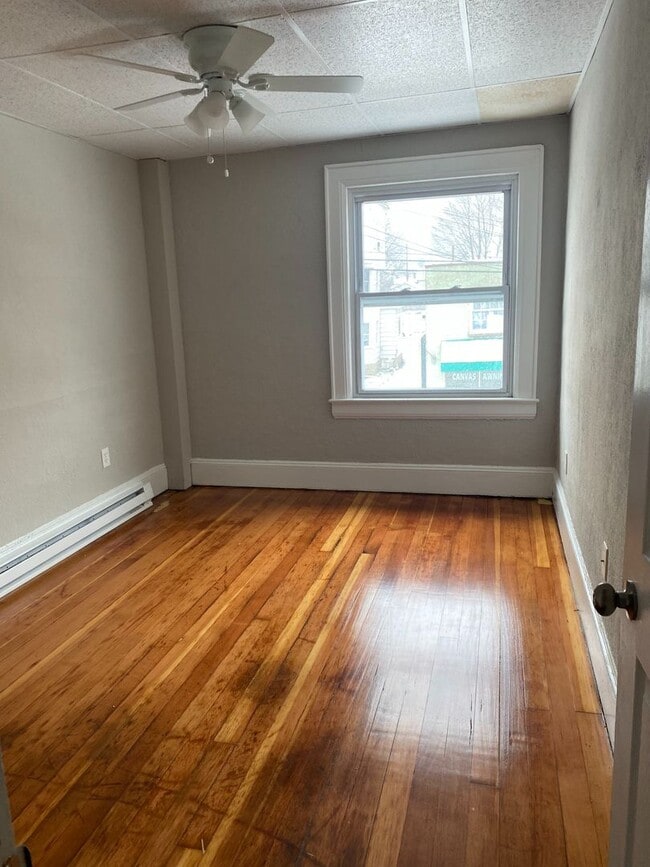 Building Photo - 820 Main St