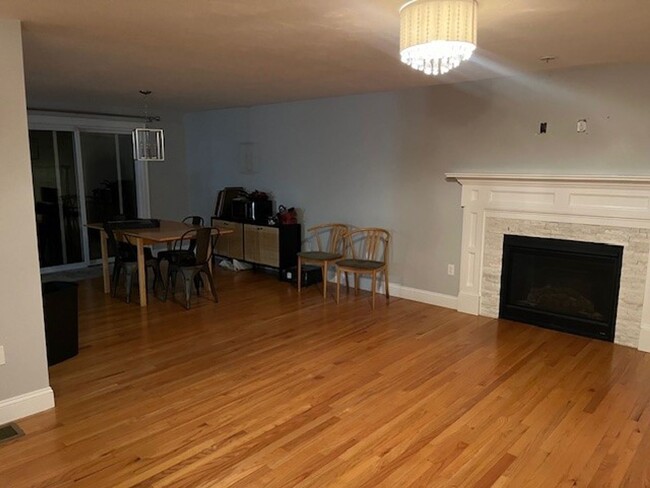 Building Photo - Executive 3br / 2.5 ba home in Middleboro