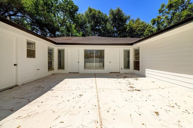 Building Photo - 5519 Sheraton Oaks Dr