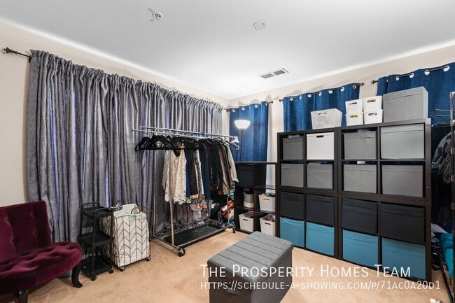 Building Photo - Gorgeous bright open end unit townhouse in...