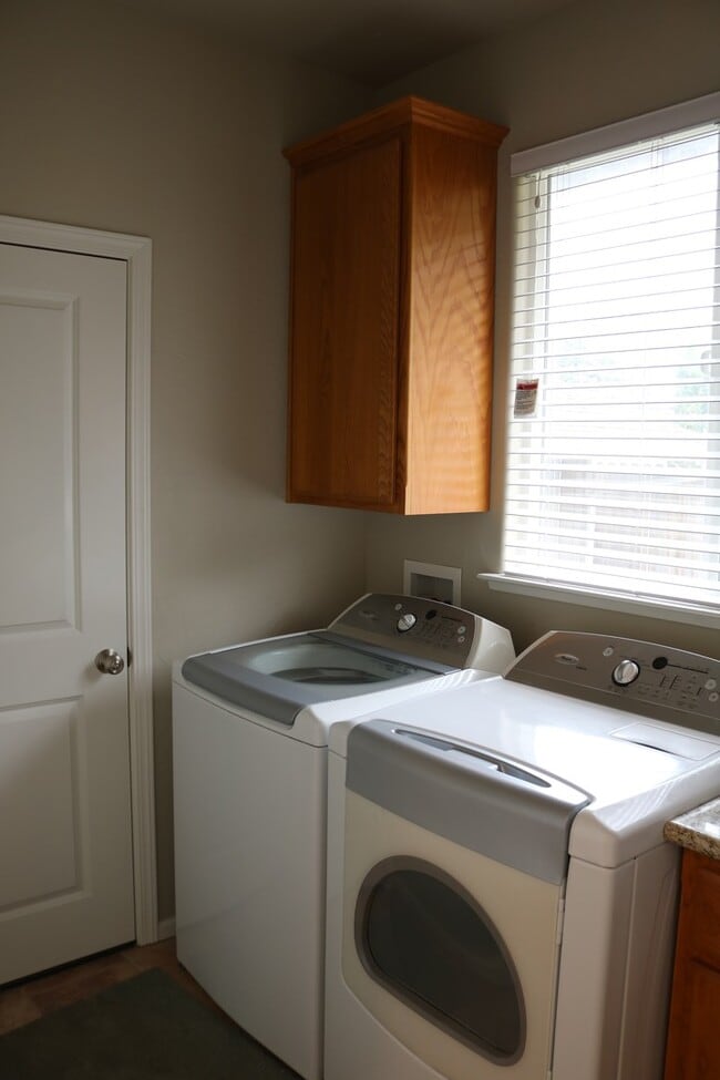 Building Photo - Gorgeous, spacious 3/2.5 with garage and o...