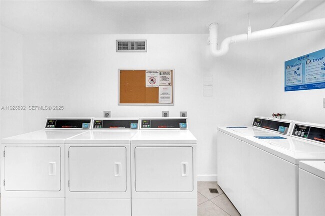 Building Photo - 1000 St Charles Pl