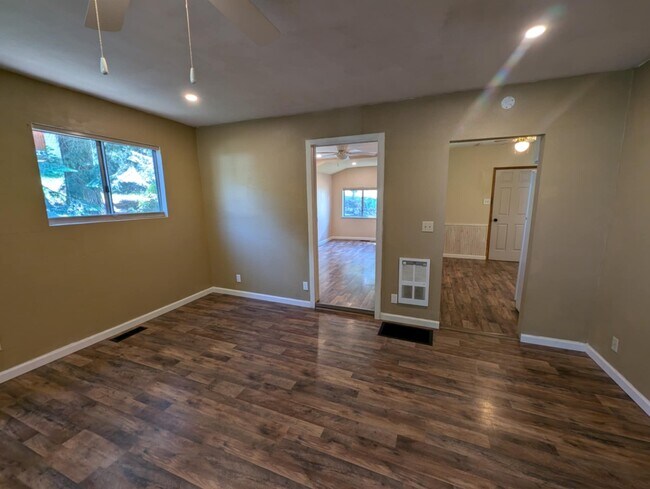 Building Photo - 402 Oregon St