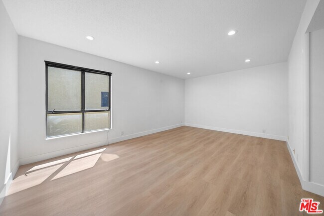 Building Photo - 4444 Wilshire Blvd