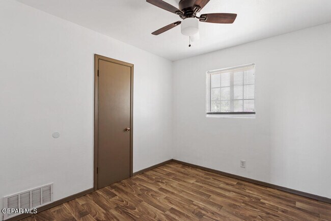 Building Photo - 5736 Sun Valley Dr