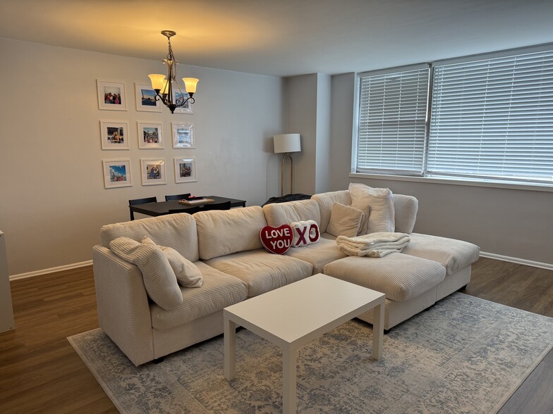 Living Room - 6301 N Sheridan Rd