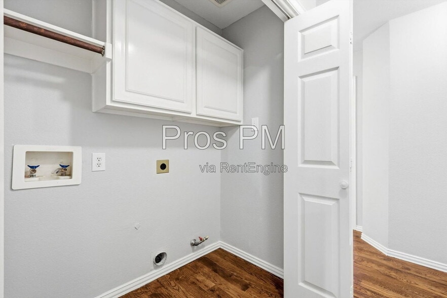 Building Photo - 2921 Meadow Glen Dr