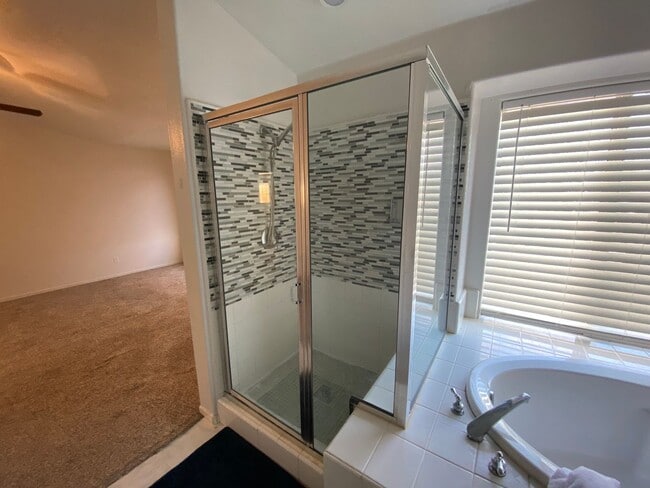 Building Photo - Great North Hanford Location