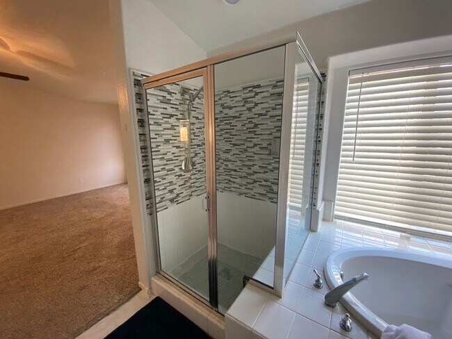 Building Photo - North Hanford, beautiful view and a small pet is ok, what more could you ask for?